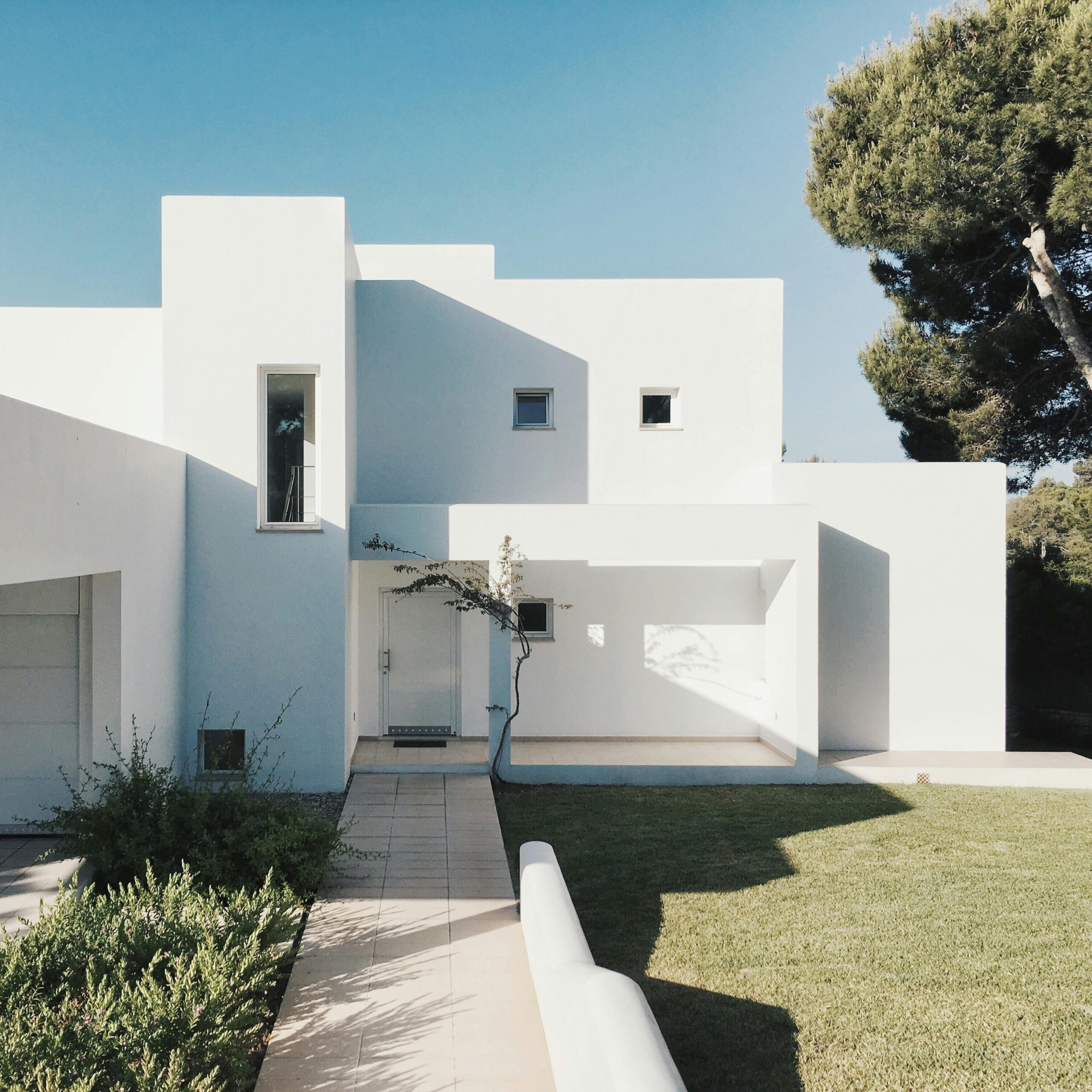 Zeitgenössische Architektur mit klaren Linien